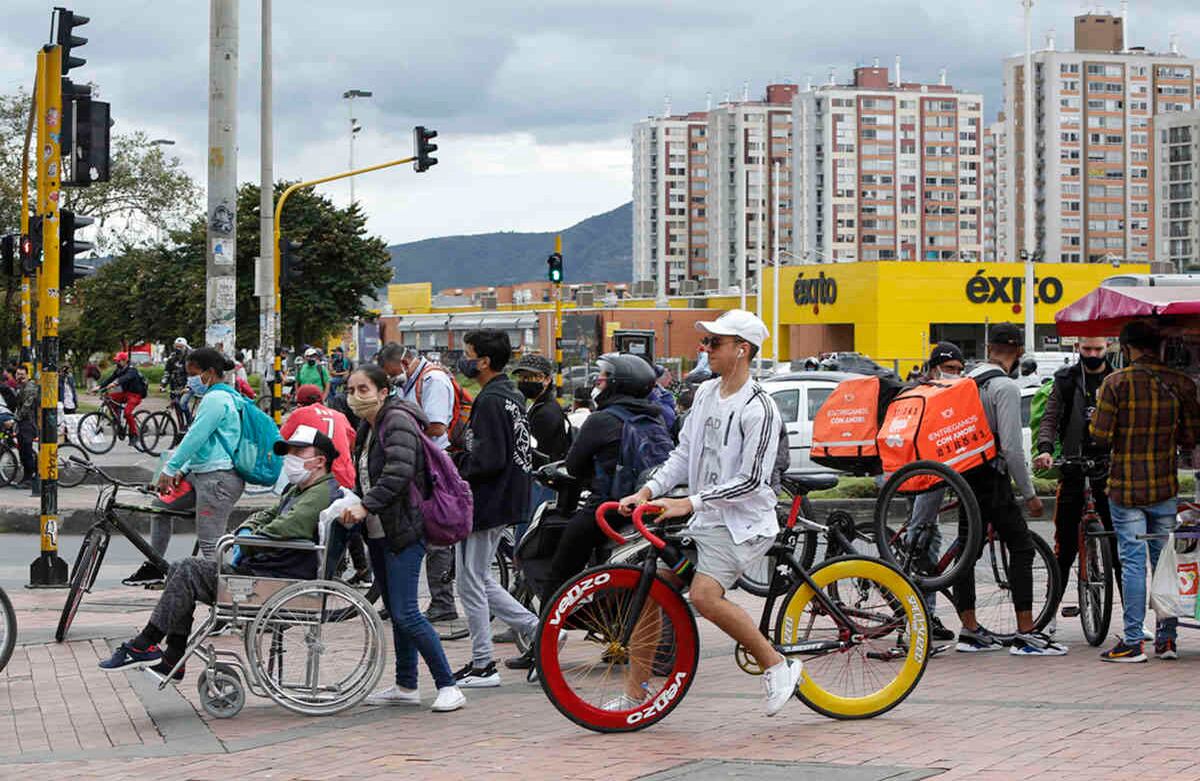 Personas transitando por la calle 146 con carrera 104, a pesar de la cuarentena decretada en Bogotá.