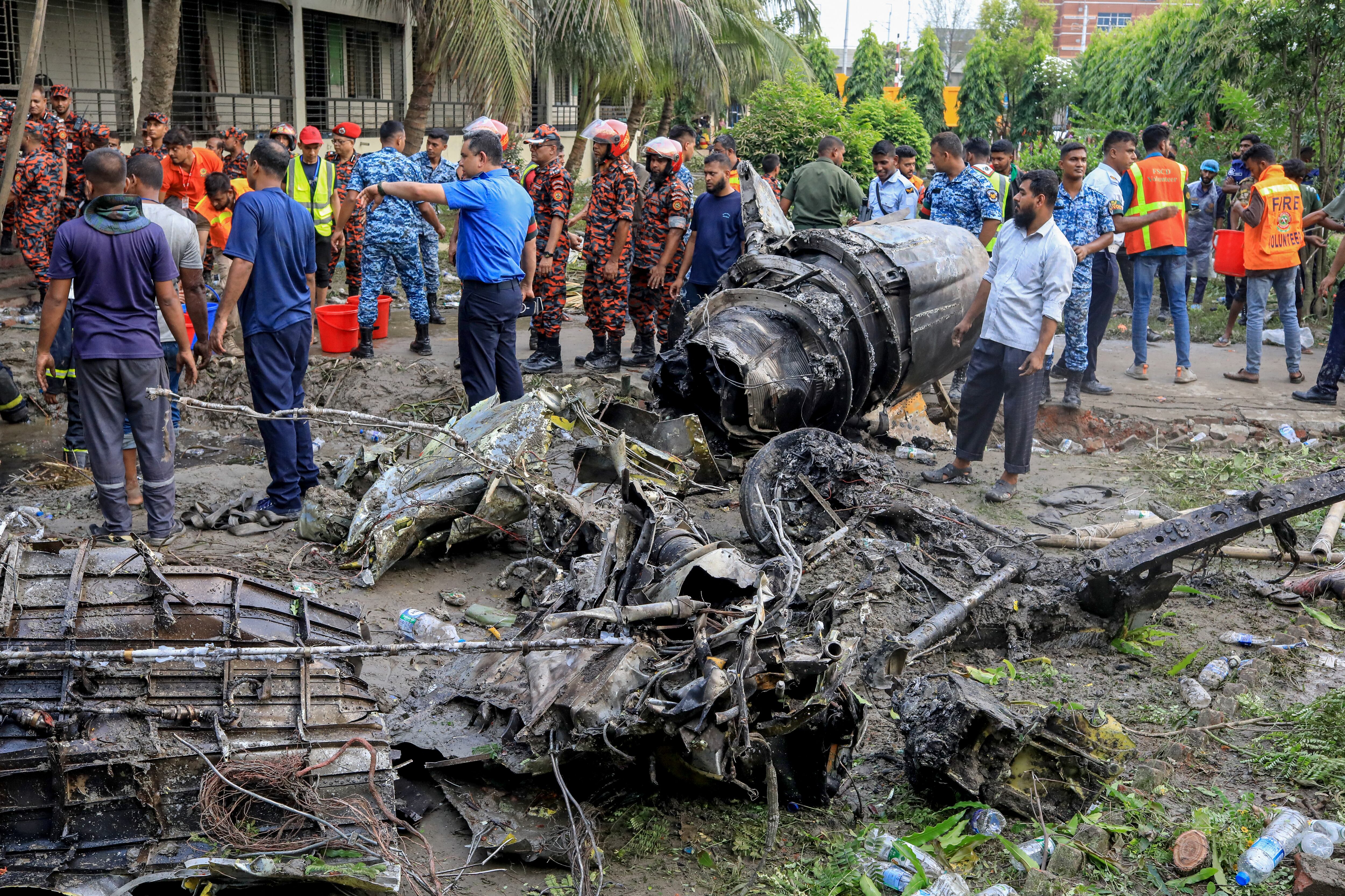 El servicio de bomberos y el personal de seguridad de Bangladesh realizan una operación de búsqueda y rescate tras el accidente de un avión de entrenamiento de la Fuerza Aérea contra una escuela en Daca.