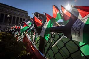 Una fila de banderas palestinas ondean en la cerca de un campamento de protesta propalestino en la Universidad Columbia, el miércoles 24 de abril de 2024, en Nueva York. (AP Foto/Stefan Jeremiah)