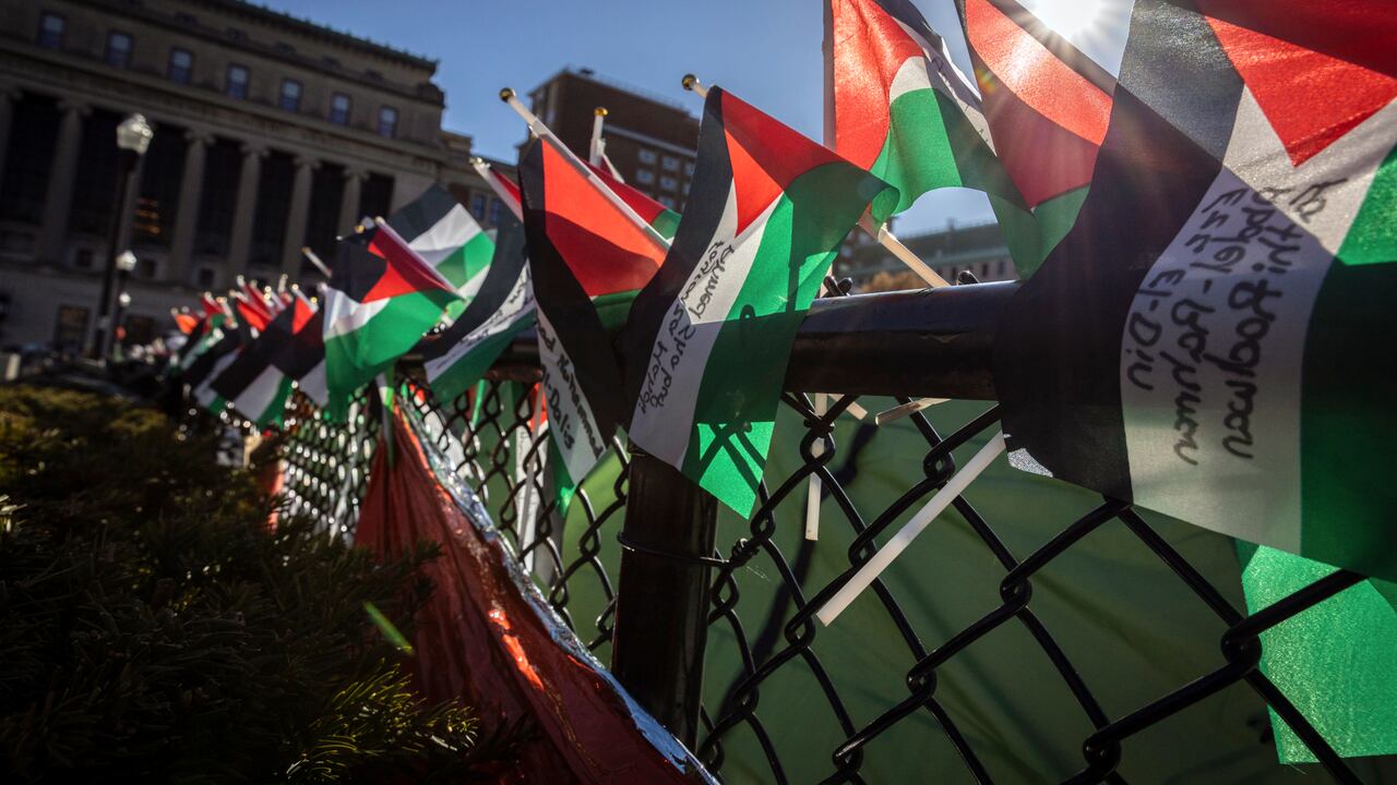 Una fila de banderas palestinas ondean en la cerca de un campamento de protesta propalestino en la Universidad Columbia.