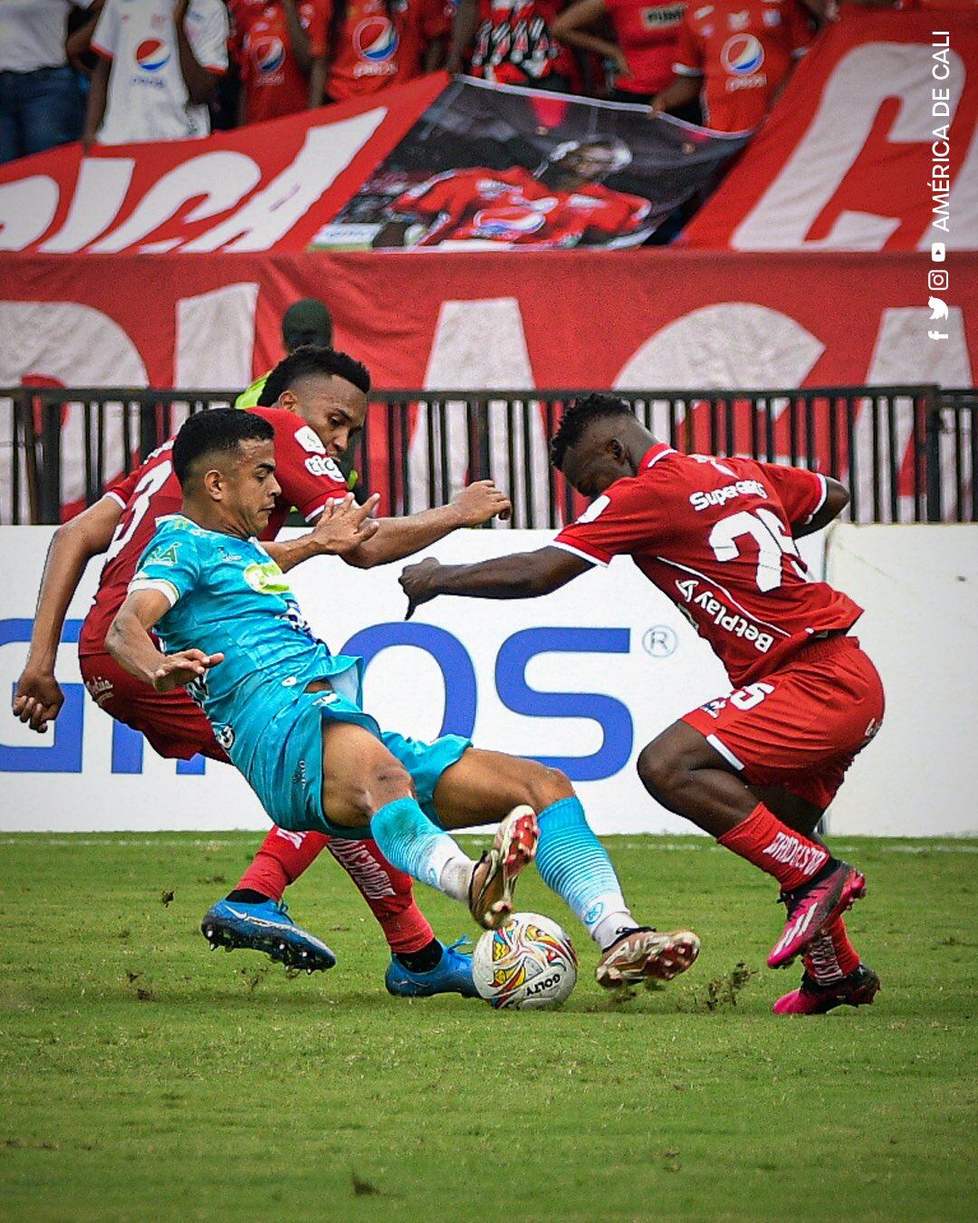 Brayan Córdoba y Darwin Quintero disputando una pelota con Omar Duarte