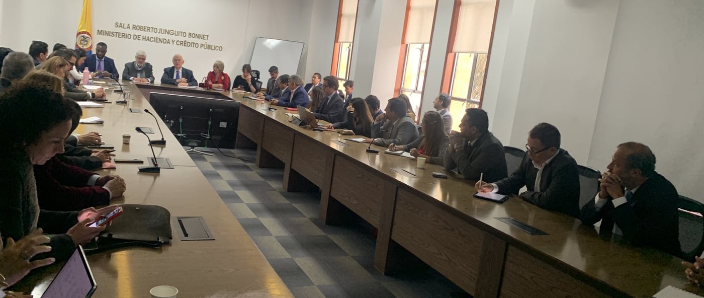 Reunión de funcionarios del Gobierno, encabezados por el Ministro José Antonio Ocampo, y representantes del sector cooperativo del país.