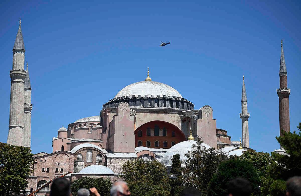 Un helicóptero policial sobrevuela la Hagia Sophia de la época bizantina, durante las oraciones del viernes. Miles de fieles musulmanes rodearon el monumento emblemático de Estambul para participar en las primeras oraciones en 86 años en la estructura que una vez fue la catedral más importante de la cristiandad y la "joya" del imperio bizantino. (Foto AP / Yasin Akgul)