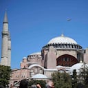 Un helicóptero policial sobrevuela la Hagia Sophia de la época bizantina, durante las oraciones del viernes. Miles de fieles musulmanes rodearon el monumento emblemático de Estambul para participar en las primeras oraciones en 86 años en la estructura que una vez fue la catedral más importante de la cristiandad y la "joya" del imperio bizantino. (Foto AP / Yasin Akgul)