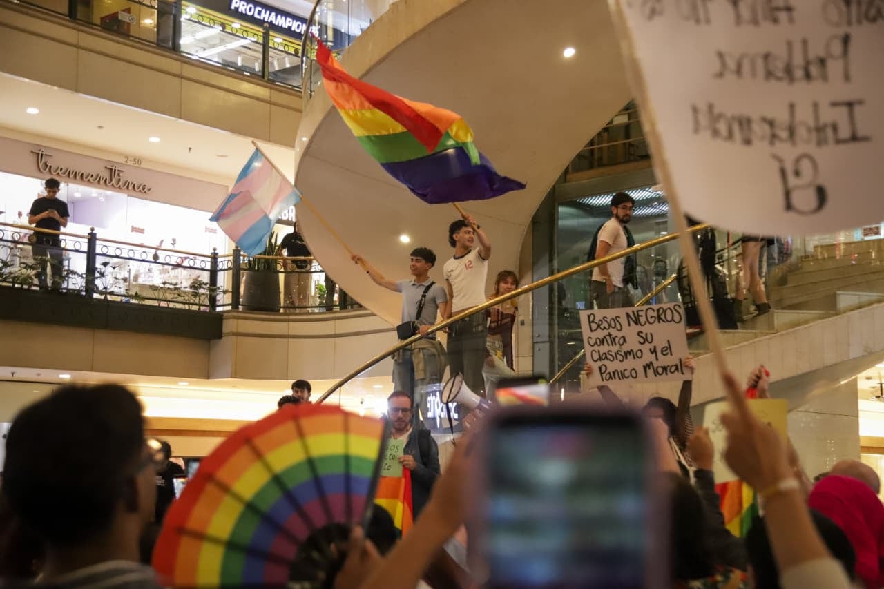 Manifestantes de la comunidad LGTBIQ+ en el Centro Comercial Andino.