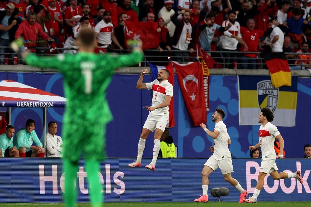 El defensor turco #03 Merih Demiral (C) celebra marcar el primer gol de su equipo durante el partido de octavos de final de la UEFA Euro 2024 entre Austria y Turquía en el estadio de Leipzig en Leipzig el 2 de julio de 2024. (Foto de Adrian DENNIS / AFP)