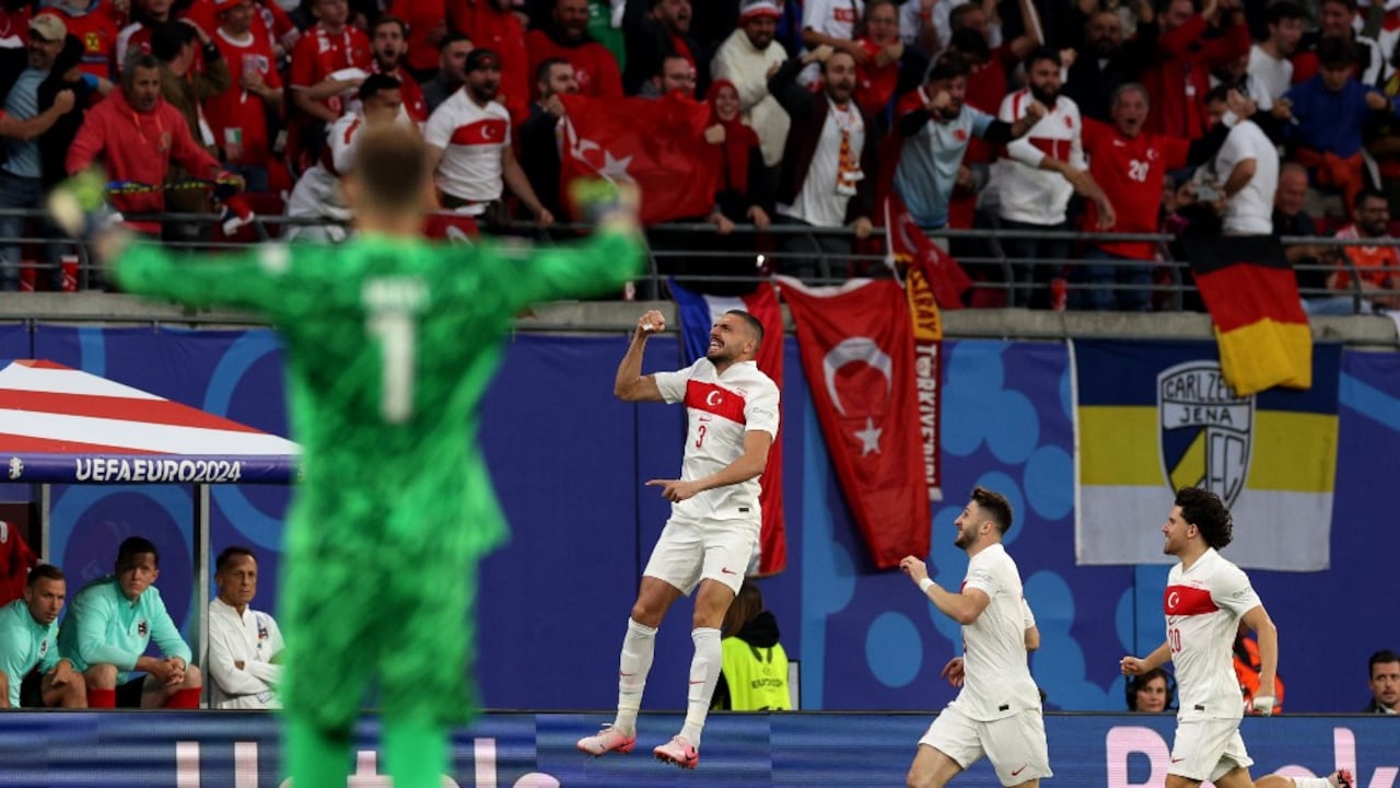 El defensor turco #03 Merih Demiral (C) celebra marcar el primer gol de su equipo durante el partido de octavos de final de la UEFA Euro 2024 entre Austria y Turquía en el estadio de Leipzig en Leipzig el 2 de julio de 2024. (Foto de Adrian DENNIS / AFP)