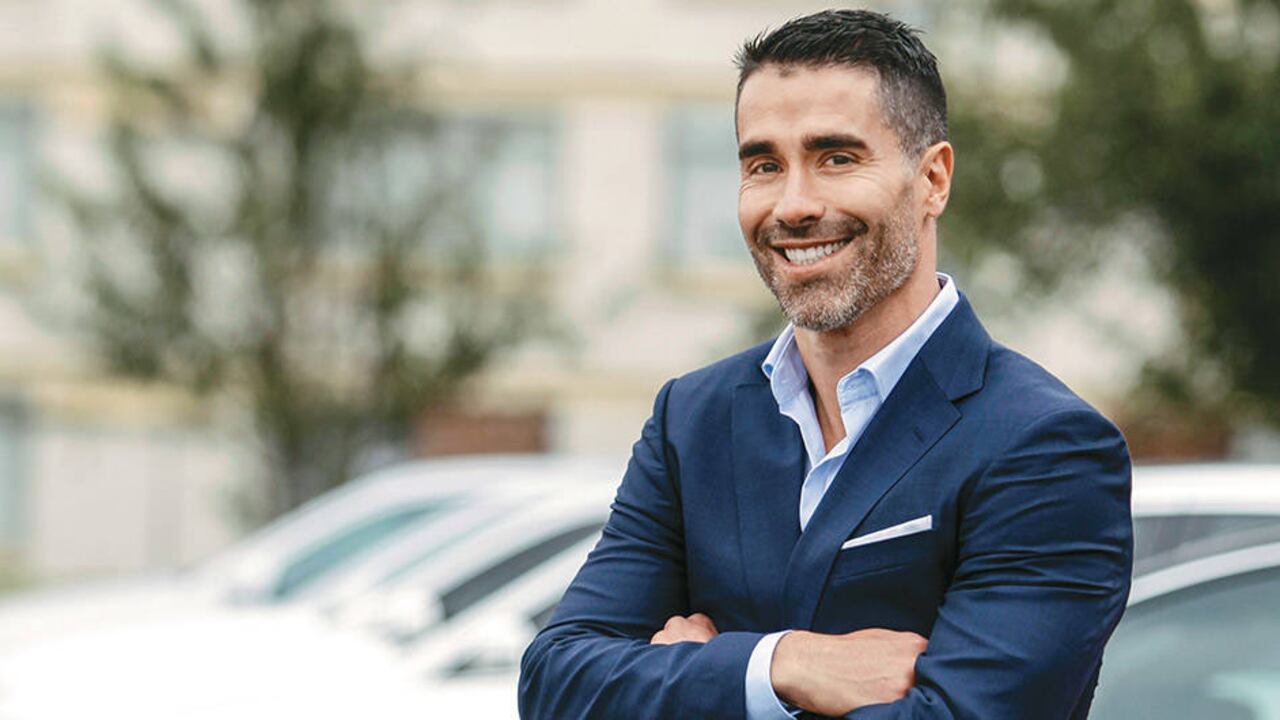 Tras 23 años de jugar en varios equipos de América y Europa, Ángel incursiona con éxito en varios negocios inmobiliarios y comerciales. Juan Pablo Ángel Exdeportista y empresario