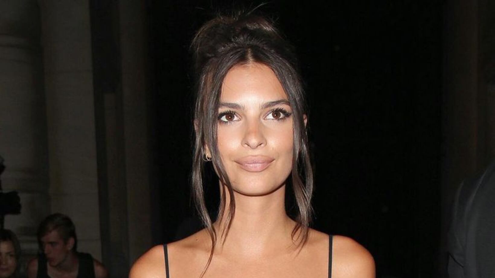 Emily Ratajkowski lució su figura demasiado perfecta en un descarado microbikini