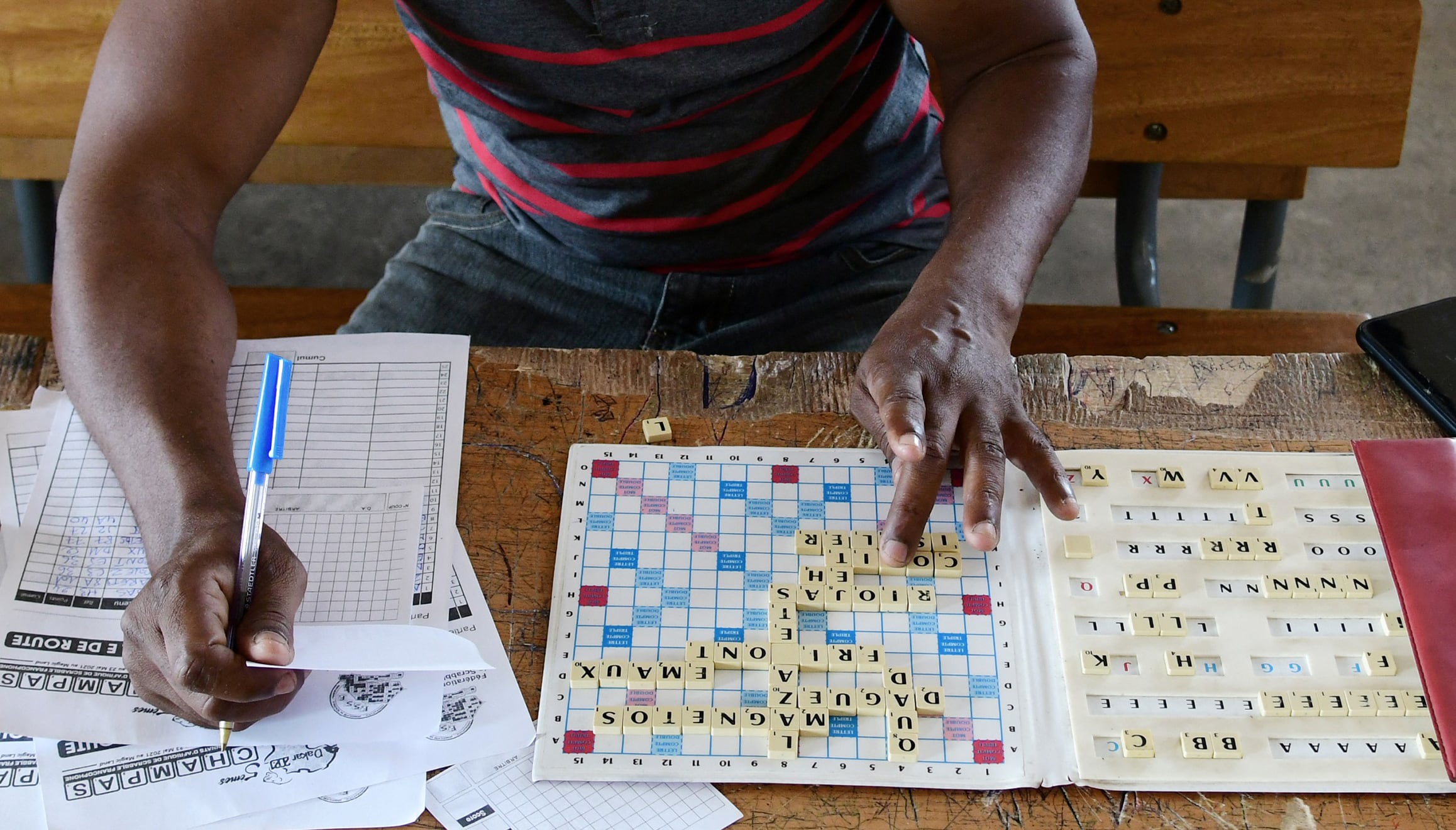 El jugador Mouhamed Sy frente a su tablero, compitiendo en una escuela ubicada en un suburbio de Dakar. Foto de Seyllou / AFP