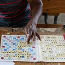 El jugador Mouhamed Sy frente a su tablero, compitiendo en una escuela ubicada en un suburbio de Dakar. Luego de ser obligados a la virtualidad, muchos jugadores compiten ahora en pequeños torneos. Foto de Seyllou / AFP