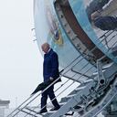 El presidente Joe Biden baja los escalones del Air Force One en la Estación Aérea del Cuerpo de Infantería de Marina Iwakuni en Iwakuni, Japón