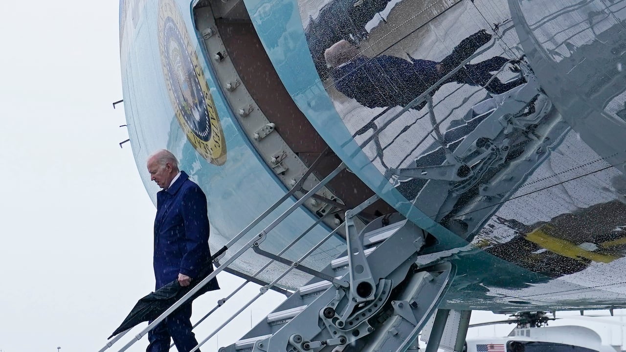 El presidente Joe Biden baja los escalones del Air Force One en la Estación Aérea del Cuerpo de Infantería de Marina Iwakuni en Iwakuni, Japón
