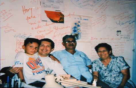 Chávez siempre fue un hombre muy apegado a su familia a pesar de haberse separado en dos ocasiones, en la foto con su padres Elena y Hugo de los Reyes.