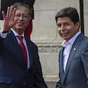 El presidente de Colombia, Gustavo Petro (izquierda), y el presidente de Perú, Pedro Castillo (derecha), hacen un gesto antes de una reunión en el Palacio de Gobierno de Lima, el 29 de agosto de 2022. (Foto de ERNESTO BENAVIDES / AFP)