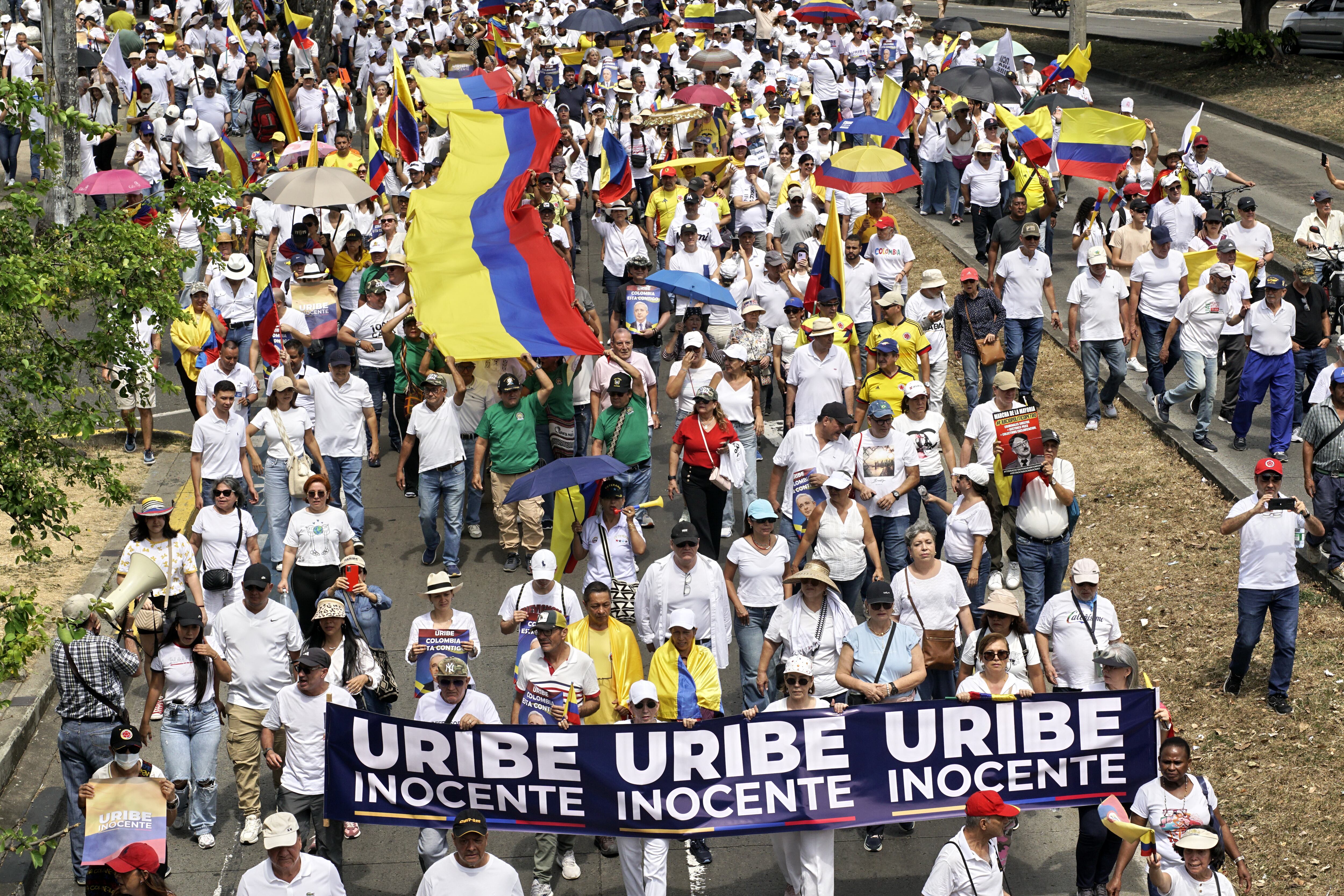 Marchas en apoyo al expresidente Álvaro Uribe en Cali. Foto Jorge Orozco