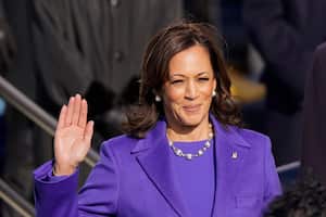 Kamala Harris prestó juramento como vicepresidenta por la jueza de la Corte Suprema Sonia Sotomayor mientras su esposo Doug Emhoff sostiene la Biblia durante la 59a inauguración presidencial en el Capitolio de los Estados Unidos en Washington, el miércoles 20 de enero de 2021 (AP Photo / Andrew Harnik).