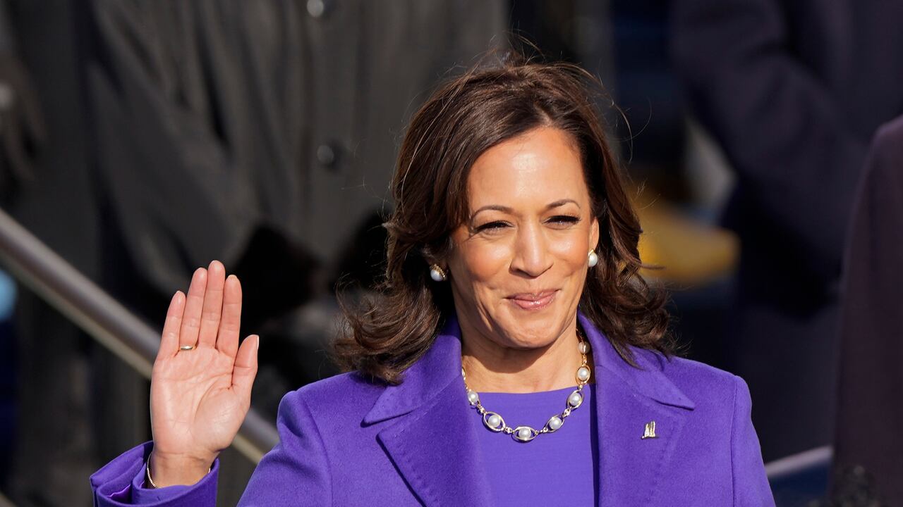 Kamala Harris prestó juramento como vicepresidenta por la jueza de la Corte Suprema Sonia Sotomayor mientras su esposo Doug Emhoff sostiene la Biblia durante la 59a inauguración presidencial en el Capitolio de los Estados Unidos en Washington, el miércoles 20 de enero de 2021 (AP Photo / Andrew Harnik).