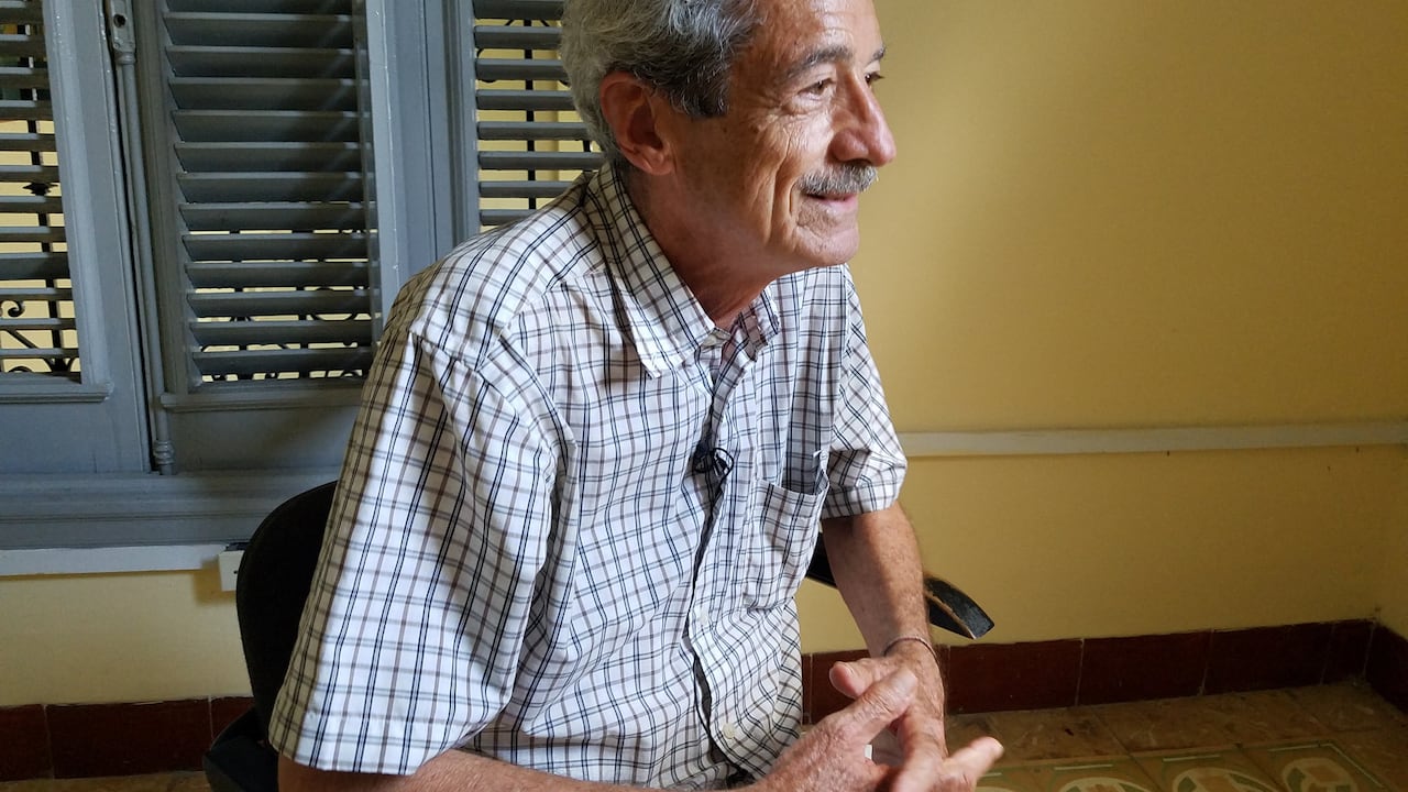 Cuban film director Fernando Pérez speaks during an interview with AFP in Havana, on July 20, 2021. - Cuba needs to build a "new political language" to overcome the crisis that led to the outbreak of July 11, without violence and without the dark "acts of repudiation" of recent history, the award-winning Cuban filmmaker Fernando Perez said in an interview with AFP. (Photo by Alexander ALMARAL / AFP)