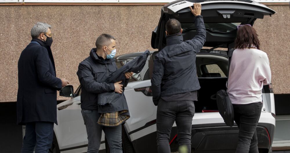 Agentes revisan las instalaciones del Barcelona. Foto: AP / Joan Monfort