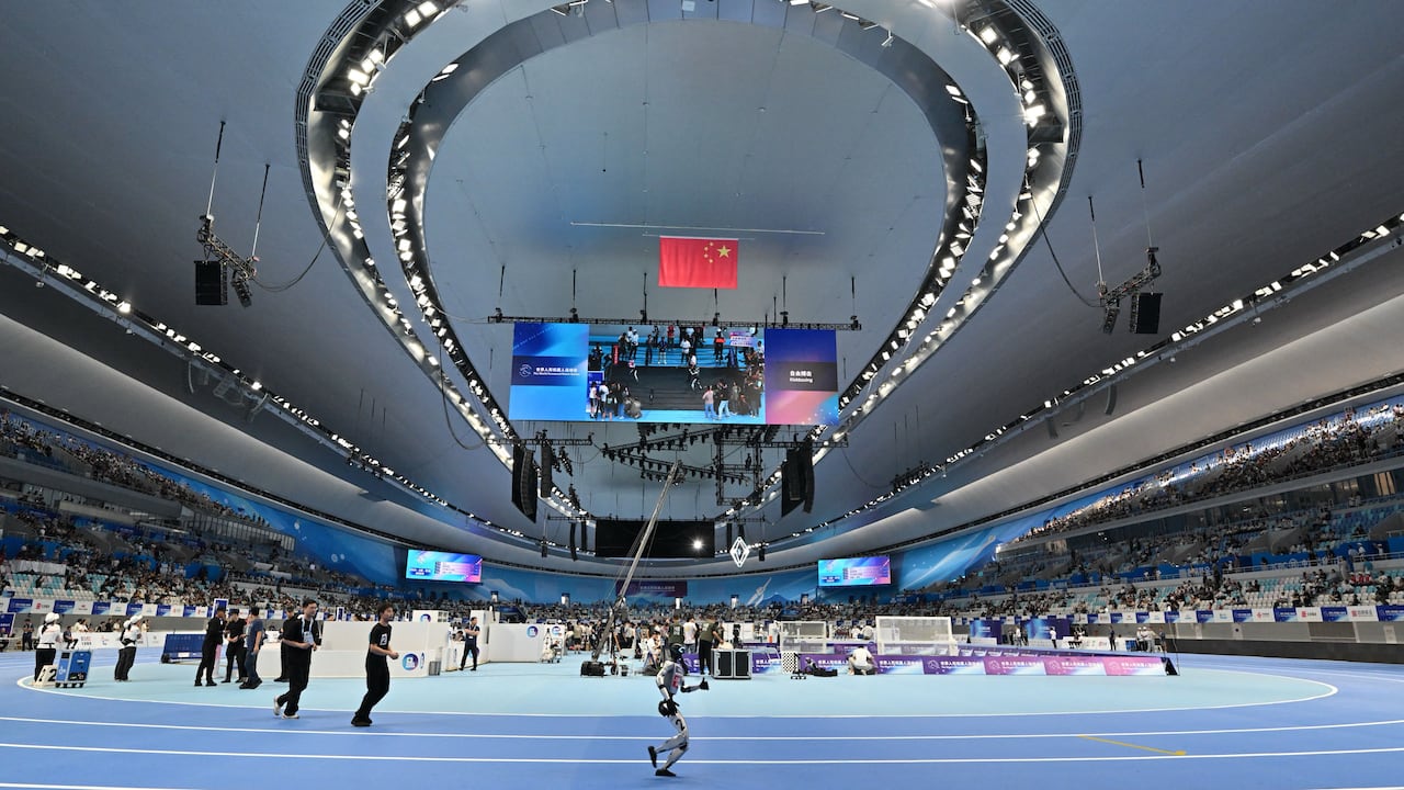 Un robot compite en una carrera de 400 metros durante los Juegos Mundiales de Robots Humanoides en Beijing el 15 de agosto de 2025. (Foto de ADEK BERRY / AFP)