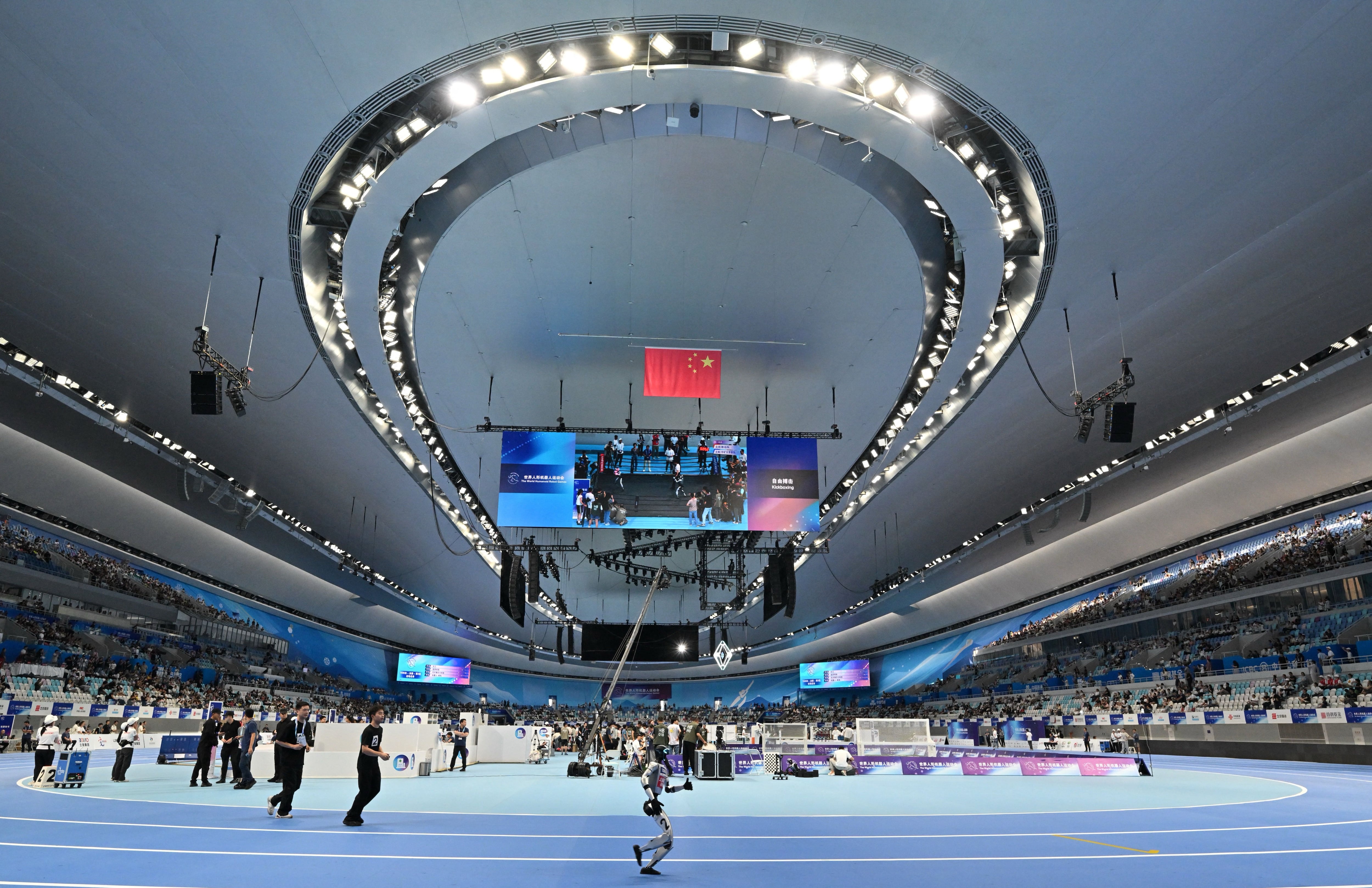 Un robot compite en una carrera de 400 metros durante los Juegos Mundiales de Robots Humanoides en Beijing el 15 de agosto de 2025. (Foto de ADEK BERRY / AFP)