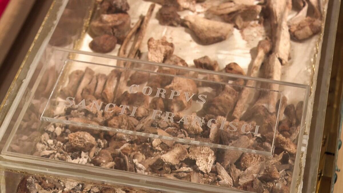 Los restos de San Francisco de Asís expuestos en una vitrina dentro de la Basílica de San Francisco de Asís durante una presentación para la prensa, en Asís (Italia), el 21 de febrero de 2026