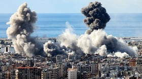 El humo se eleva desde el lugar del ataque aéreo israelí contra los suburbios del sur de Beirut el 26 de noviembre de 2024, en medio de la guerra en curso entre Israel y Hezbolá.