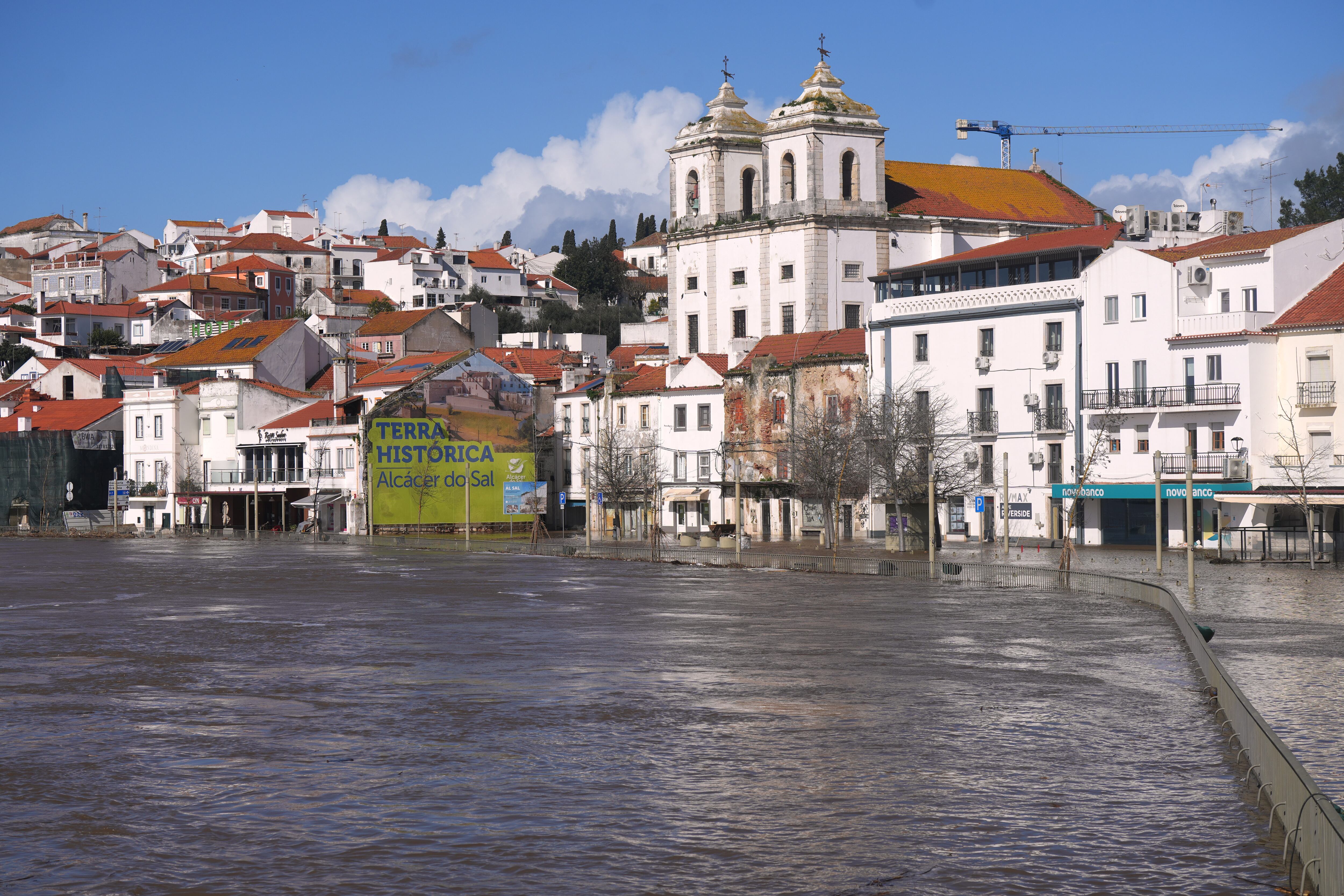 Vista de Alcácer do Sal, sur de Portugal, tras el desbordamiento del río Sado tras las fuertes lluvias.