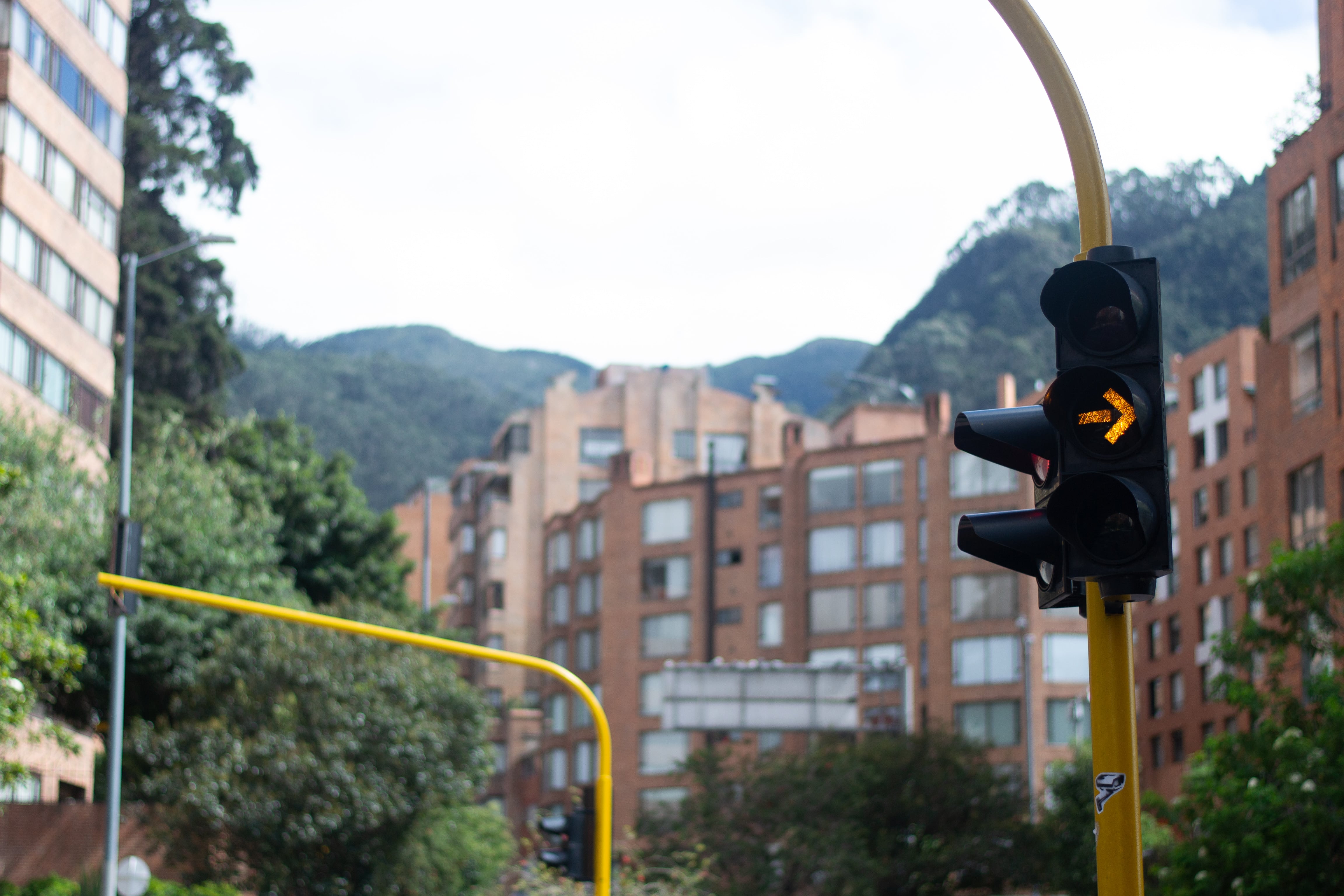 No detenerse ante una luz amarilla de semáforo está contemplado entre las conductas sancionables por el Código Nacional de Tránsito.