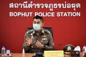 El teniente general de la policía de Tailandia Surachate Hakparn, comisionado general adjunto, se prepara para una conferencia de prensa en la comisaría de policía de Bophut el 7 de marzo de 2022