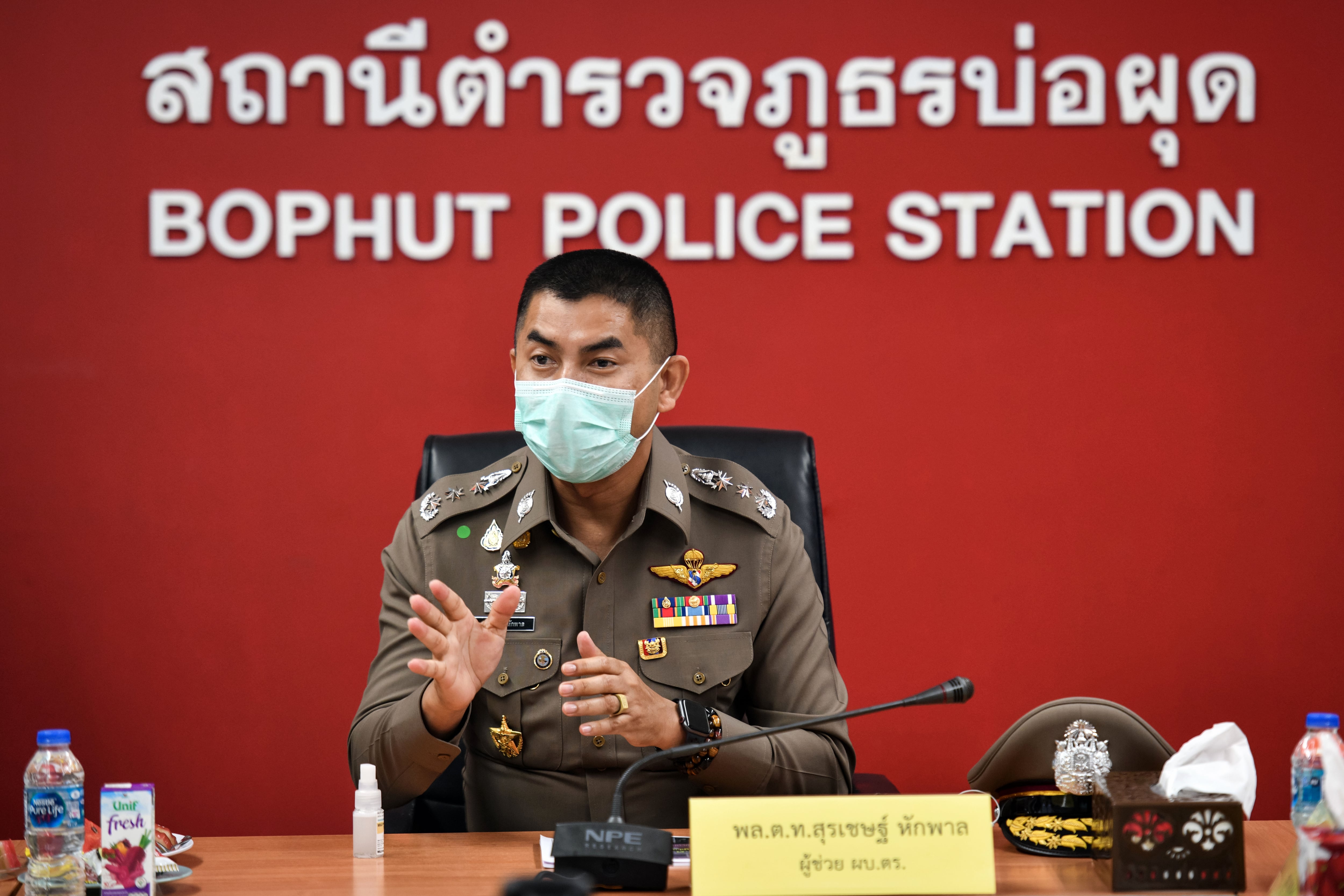 El teniente general de la policía de Tailandia Surachate Hakparn, comisionado general adjunto, se prepara para una conferencia de prensa en la comisaría de policía de Bophut el 7 de marzo de 2022