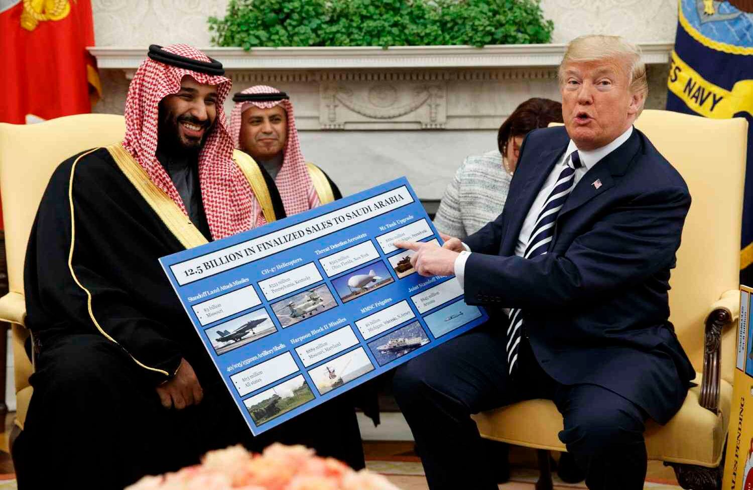Estados Unidos Nuevos mejores amigos El presidente de Estados Unidos, Donald Trump, señala el gráfico que destaca la venta de armas a Arabia Saudita durante una reunión con el príncipe heredero saudí Mohammed bin Salman en la Casa Blanca.  AP/ Evan Vucci 