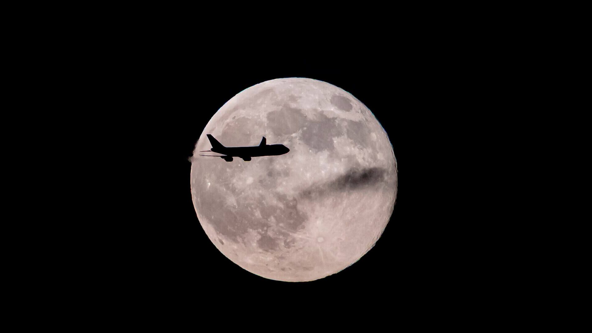 Un Boeing 747 de UPS que llega desde Anchorage, Alaska, pasa frente a la superluna mientras se aproxima al Aeropuerto Internacional Muhammad Ali de Louisville, el miércoles 5 de noviembre de 2025.