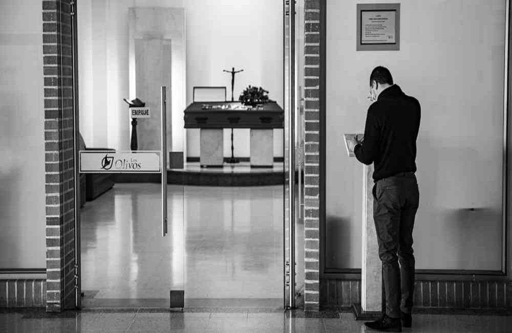  No hacía falta saber de moda para reconocer al elegante caballero que era Jesús Amado, esposo de Martina, padre de ocho hijos y 23 nietos. Cualquiera que se cruzaba con él notaba sus zapatos siempre perfectos y su traje que solo podía recibir elogios; en la calle solo lo interrumpían saludos. Esta vez, fue un quebranto en su salud el motivo que interrumpió los compromisos normales de todos los que llevamos su apellido, en un día más de cuarentena; el sábado 18 de abril. David Amado-SEMANA