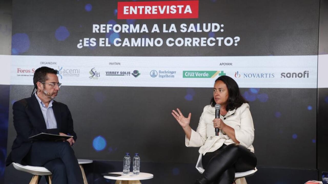 Paula Acosta, presidenta ejecutiva Asociación Colombiana de Empresas de Medicina Integral (Acemi), y Álvaro Garcia, director ejecutivo de Foros Semana discutieron sobre la reforma a la salud.
