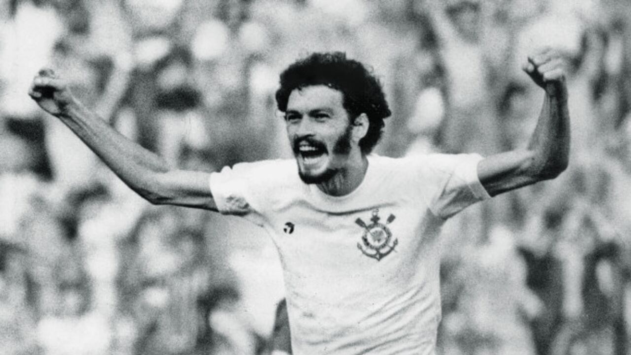 Sócrates ha sido uno de los activistas políticos y sociales más reconocidos dentro y fuera de las canchas.