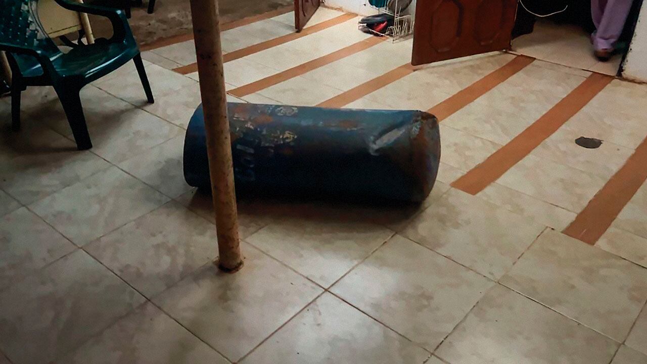 Este tatuco cayó en la sala de la casa de Nancy Manrique. El objeto cilíndrico rompió el techo de la vivienda y quedó en el hogar de la adulta mayor, que se encontraba con su familia.