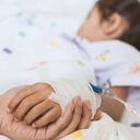 A niña le encontraron más de 100 gusanos en su cabeza (imagen de referencia).