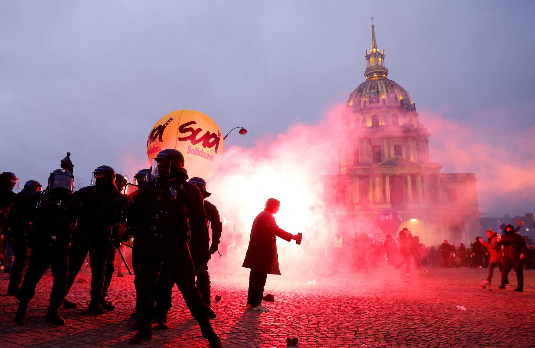 En imágenes : Enfrentamiento entre policía y manifestantes en Francia.