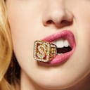 Dientes de diamantes y oro