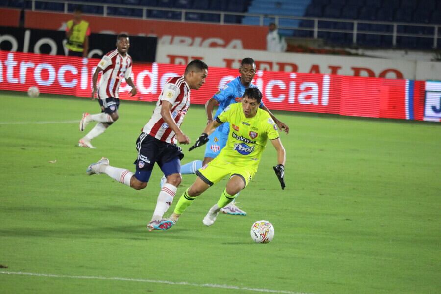 Acción de juego en el partido Junior vs Unión Magdalena.