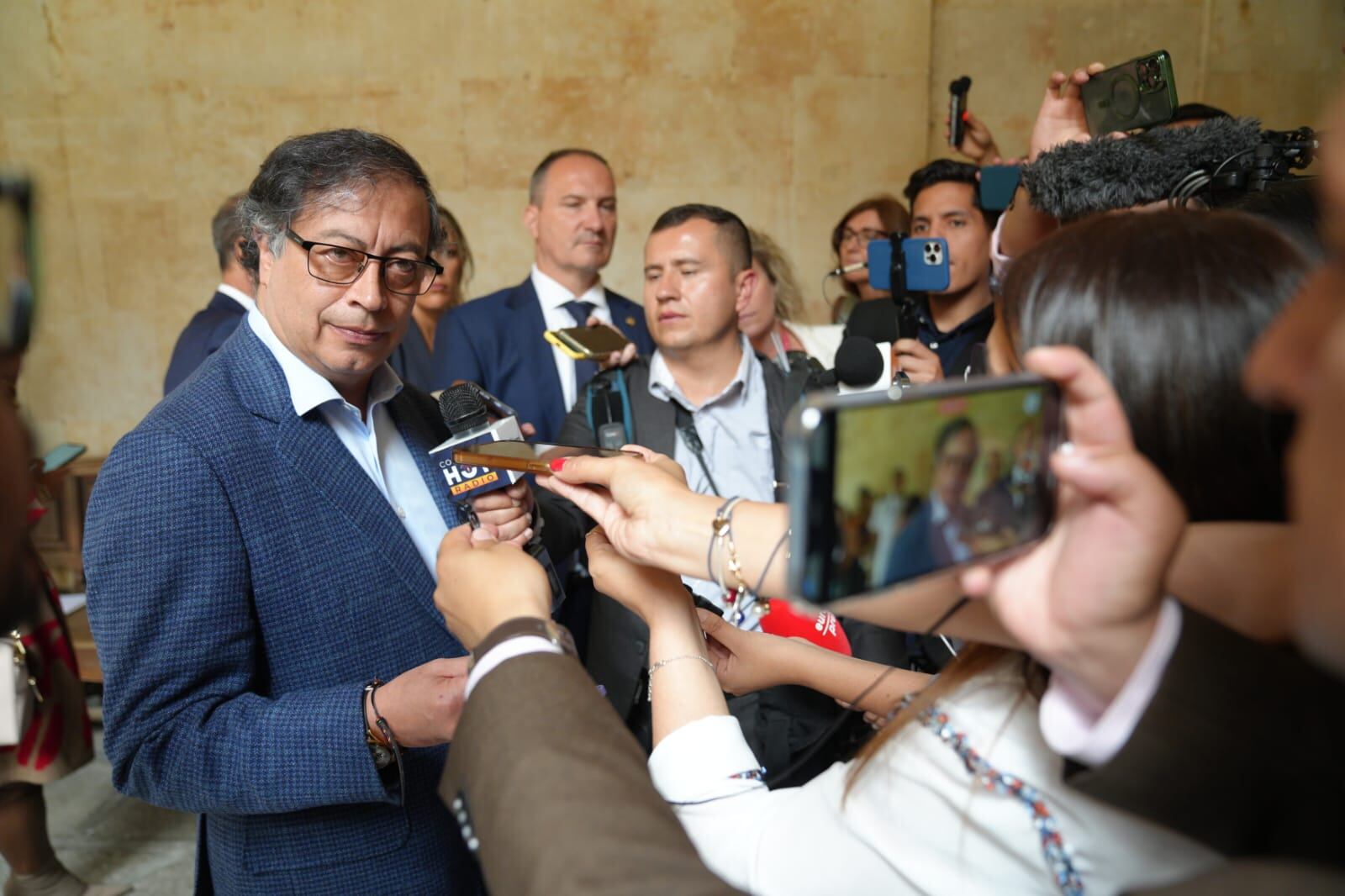 El presidente Gustavo Petro dando una declaración a medios al salir de la Universidad de Salamanca en España