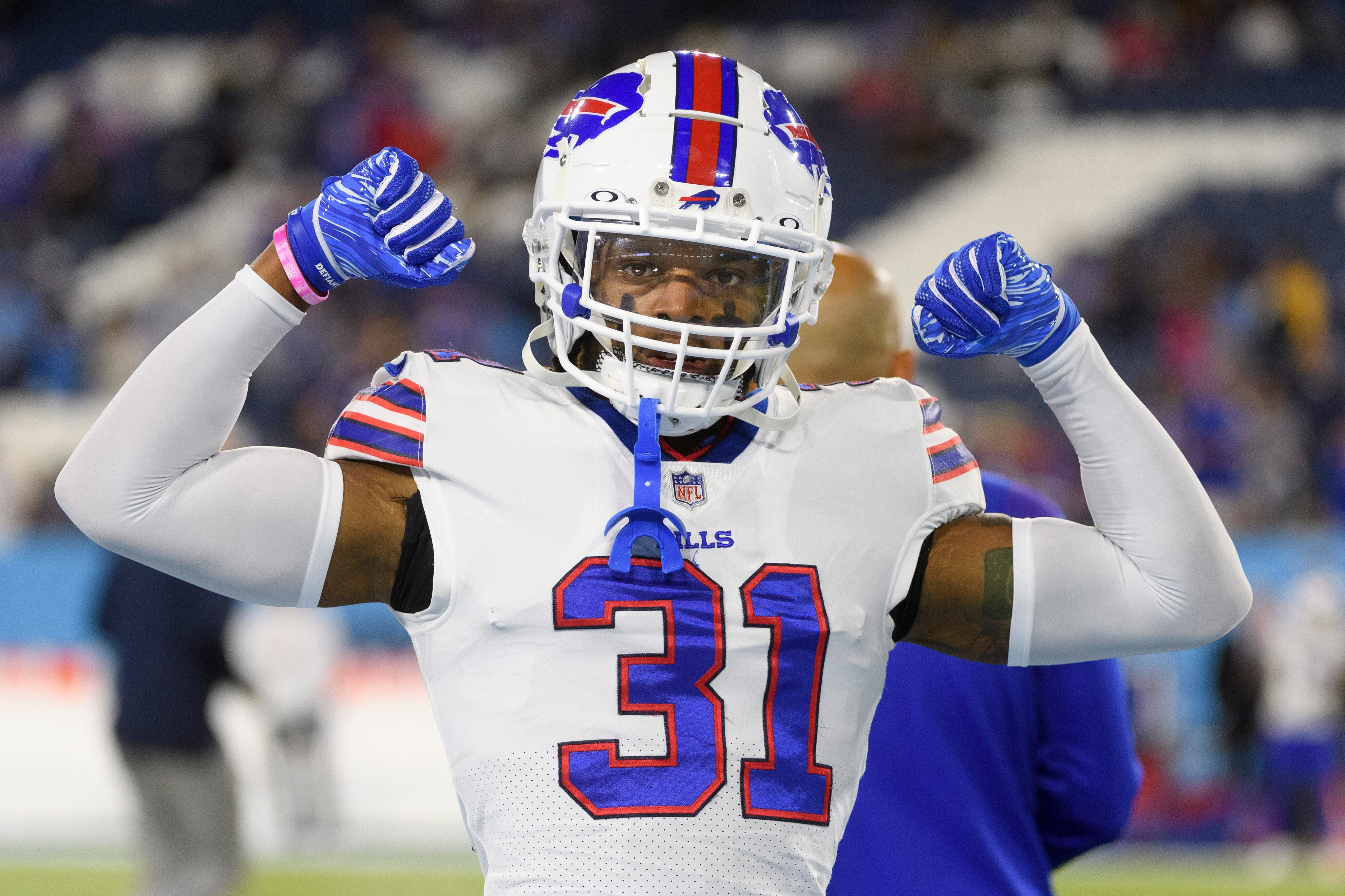 ARCHIVO - Damar Hamlin, safety de los Bills de Buffalo, muestra los biceps antes de un partido ante los Titans de Tennessee, el 18 de octubre de 2021, en Nashville (AP Foto/John Amis, archivo)
