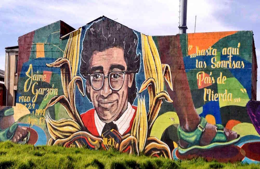 ‘Hasta aquí las sonrisas, país de mierda’ (Colectivo anónimo)  Calle 26 con avenida de las Américas La cara de Jaime Garzón estaba acompañada de una frase inspirada en la que pronunció el presentador César Augusto Londoño al cierre del noticiero, el día en que Garzón fue asesinado: “Hasta aquí los deportes, país de mierda”. El grafiti fue renovado con la imagen de Dioselina Tibaná,  personaje del humorista.