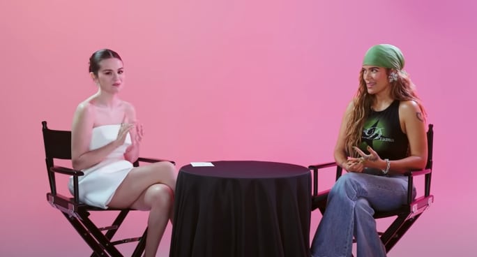 Selena Gomez y Karol G en Goat Talk debatiendo sobre diferentes temas.
