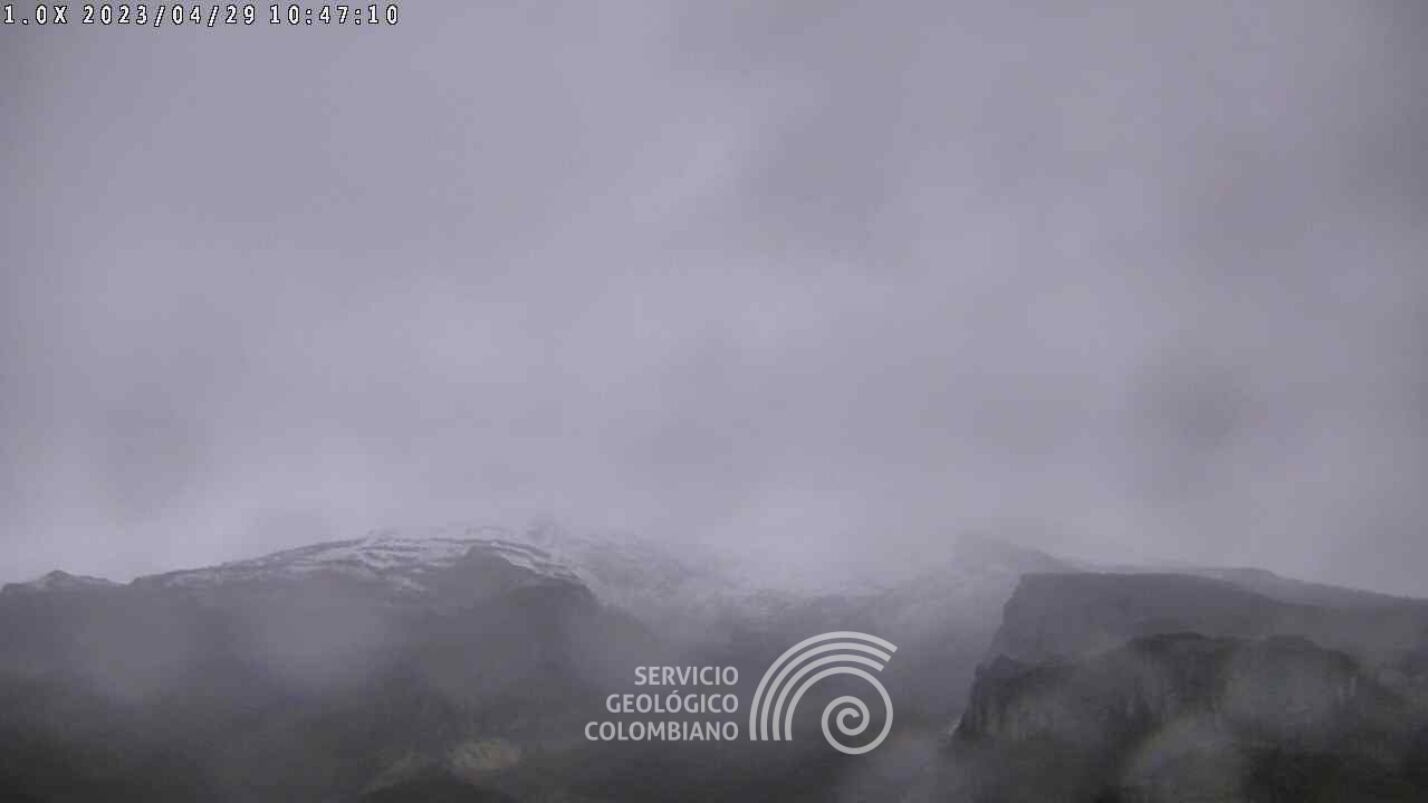 Foto del Volcán Nevado del Ruiz y su actividad sísmica del día 29 de abril 2023.