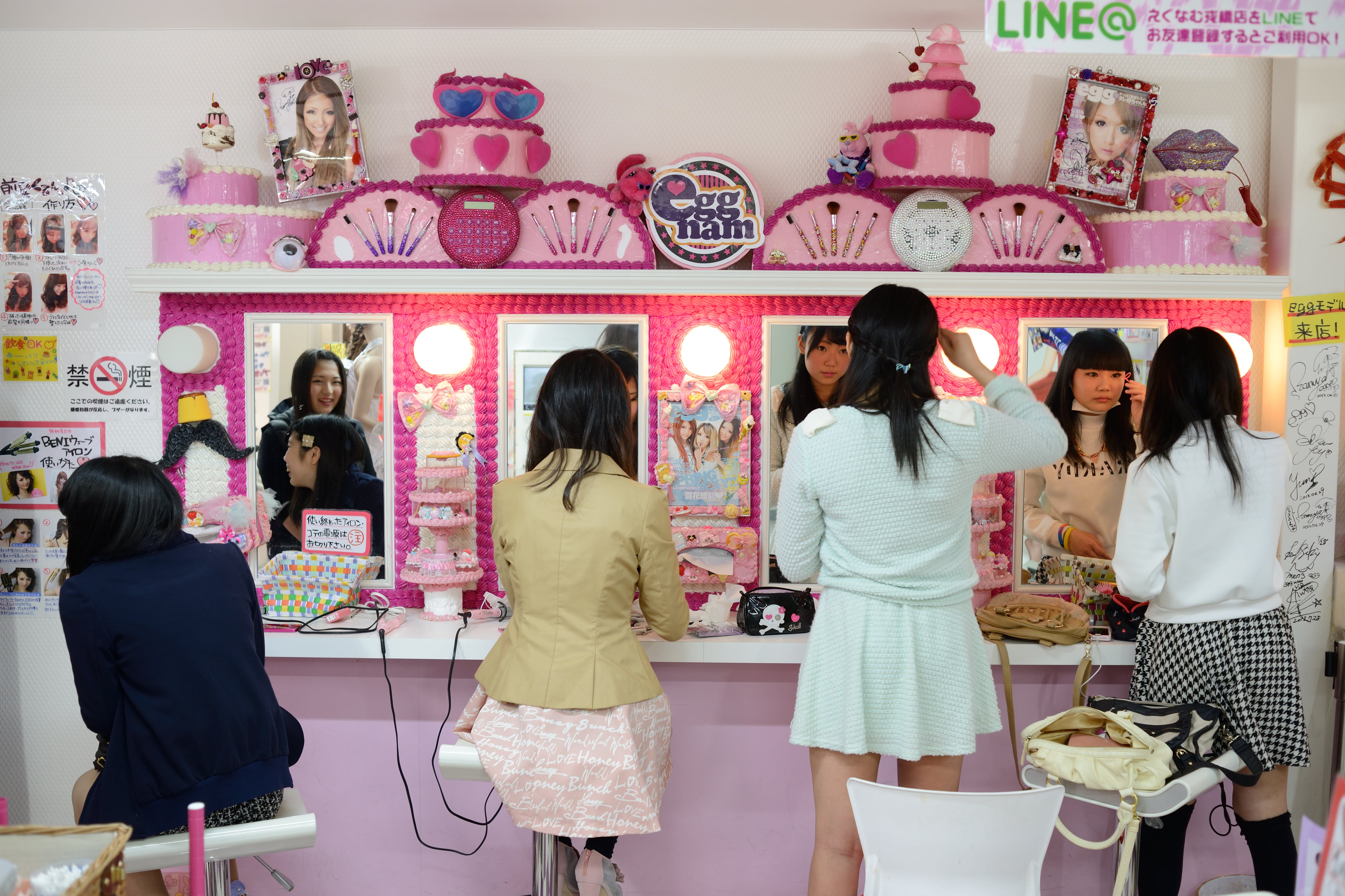 La ciudad de Osaka. Salón de belleza para niñas en una de las innumerables galerías comerciales del centro de Osaka