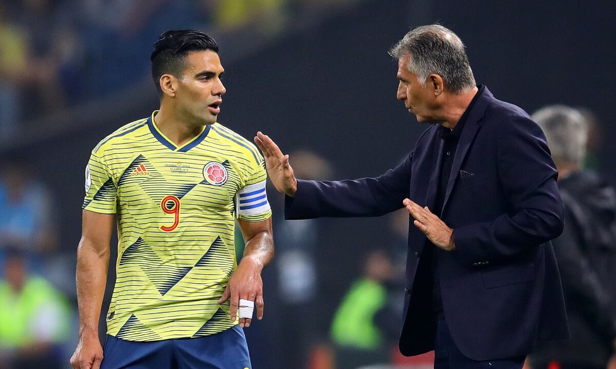 SAO PAULO, BRAZIL - JUNE 28: Colombia coach Carlos Queiroz makes a point to Radamel Falcao during the Copa America Brazil 2019 quarterfinal match between Colombia and Chile at Arena Corinthians on June 28, 2019 in Sao Paulo, Brazil. (Photo by Getty Images/Chris Brunskill/Fantasista)