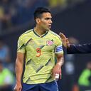 SAO PAULO, BRAZIL - JUNE 28: Colombia coach Carlos Queiroz makes a point to Radamel Falcao during the Copa America Brazil 2019 quarterfinal match between Colombia and Chile at Arena Corinthians on June 28, 2019 in Sao Paulo, Brazil. (Photo by Chris Brunskill/Fantasista/Getty Images)